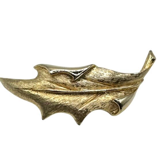 Vintage Hattie Carnegie Brooch Gold Tone Leave Abstract Signed - Picture 3 of 11